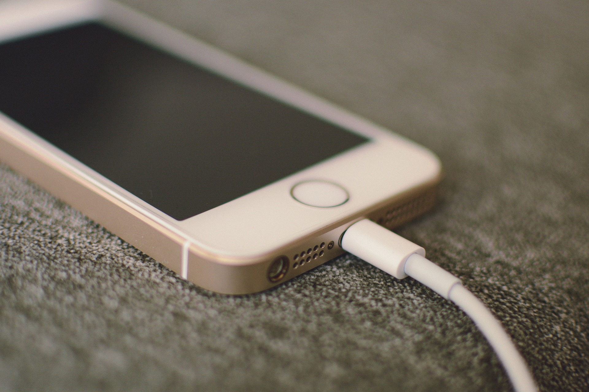 You are currently viewing Charging Up Wisely: 10 Essential Qualities Your Ideal Phone Charger Should Have